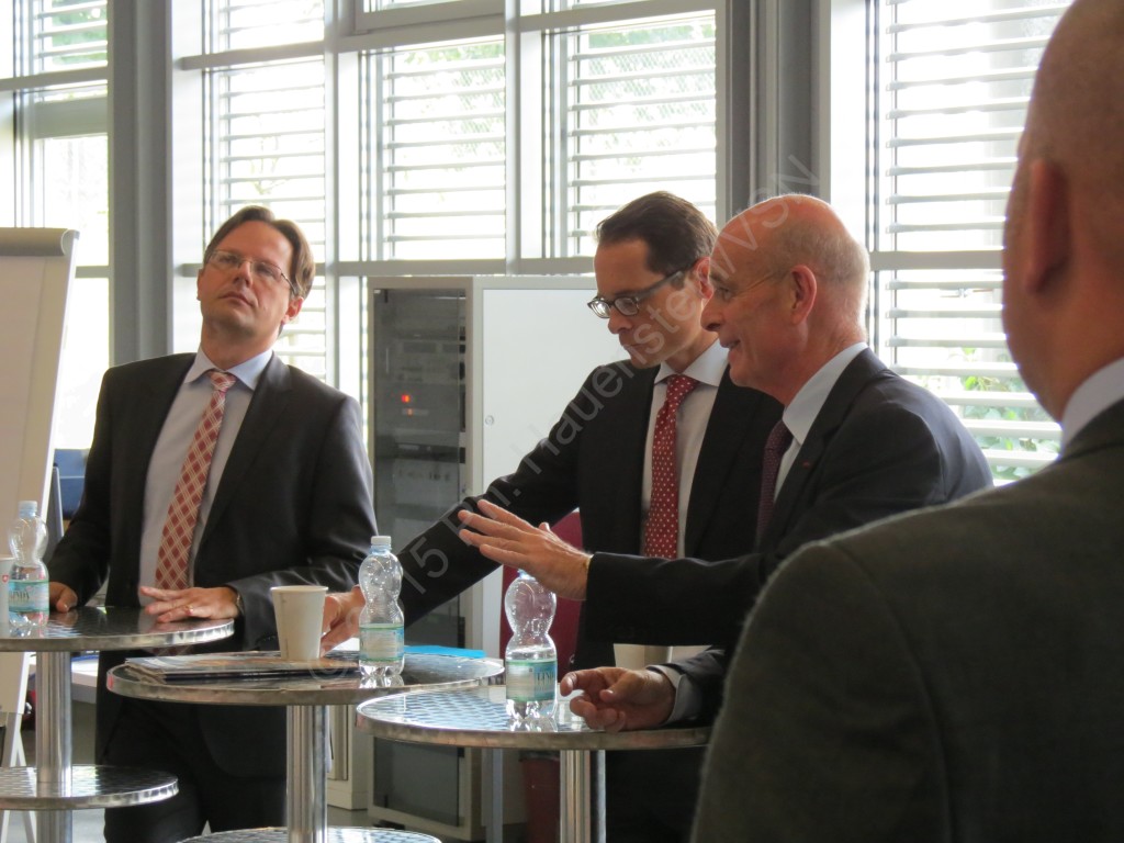 Podiumsdiskussion (von links) mit Dr. Daniel Möckli, Roger Köppel und Sir John McLeod Scarlett. © P.H./VSN