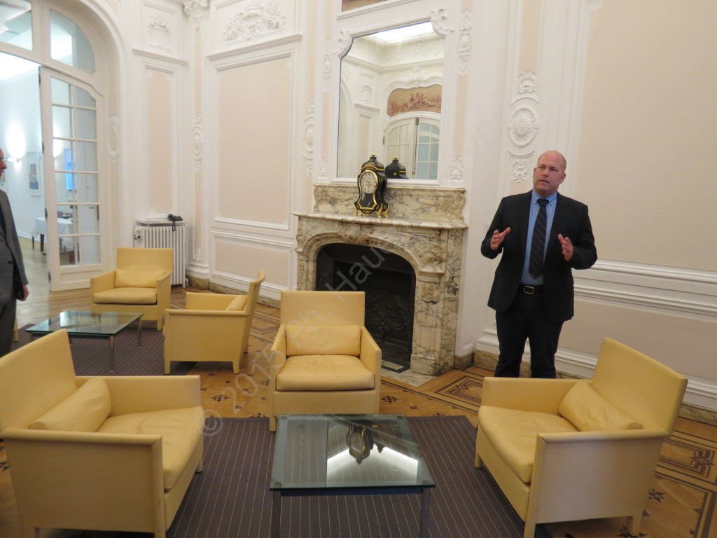 Der VSN-Ptäsident instruiert die Teilnehmer im Salon in der Schweizer Mission bei der EU. © P.H./VSN