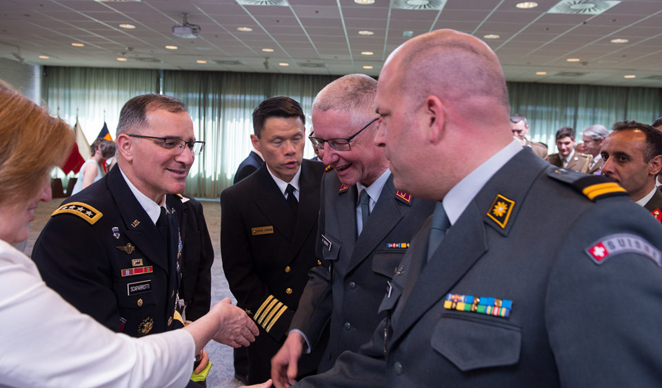 Oberstlt i Gst N. Büchi, PNMR überbringt dem neuen Oberbefehlshaber der NATO und der US-Truppen in Europa, General C. Scaparrotti, SACEUR die besten Wünsche anlässlich des Change of Command. / Bild: NATO