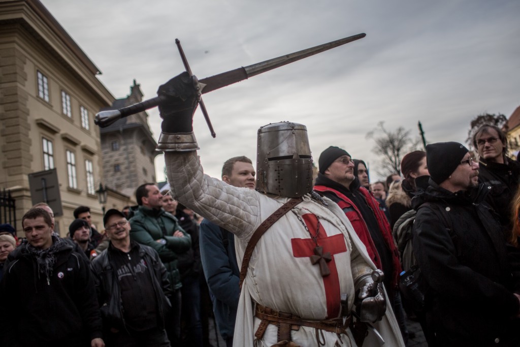 Eine erstarkende Rechte macht den europäischen Sicherheitsbehörden sorgen. In Frankreich warnte der Direktor des französischen Inlandgeheimdienstes vor dem "Kippen der gesellschaftlichen Balance". Die Aufnhame stammt von einer Anti-Islam Kundgebung in Prag vom 6. Februar 2016. (Photo by Matej Divizna/Getty Images)