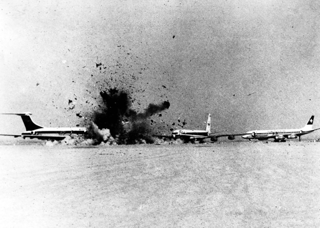 Die Bilder von der Sprengung der drei entführten Flugzeuge in Zerqa warfen Schockwellen rund um den Globus. / Bild: Popperfoto (Getty Images)