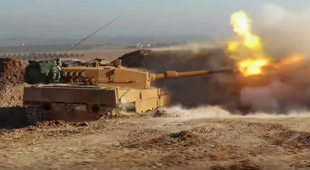 Viele Bilder zeigen wie die Leopard 2-Panzer der Türken oft als direkt schiessende Artillerie in einer sogenannten «hull down»-Position eingesetzt werden. Quelle: Twitter