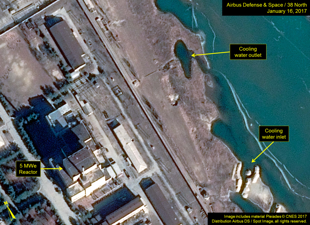 Das Satellitenbild vom 16. Januar soll zeigen, dass Nordkorea den Betrieb des 5MWe Plutonium-Reaktors wieder in Betrieb genommen hat. Damit ist es in der Lage Plutonium für 5-6 Sprengköpfe im Jahr herzustellen. © CNES 2017 via 38north.org