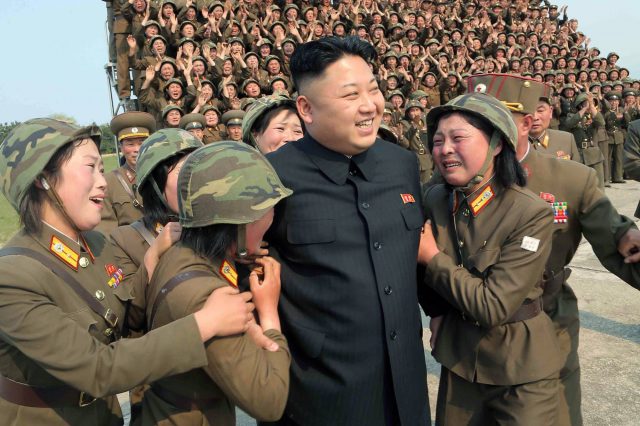 Trotz wirtschaftlicher Misere, Hunger und Energieengpässen ist der koreanische Führer unangefochtener Herrscher über das Land. Ein Umsturz hätte unabsehbare Folgen für die gesamte Region. Quelle: offiziere.ch