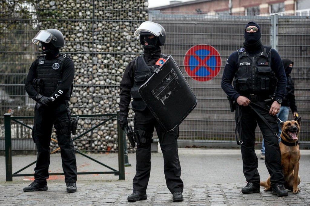 Da die Terrorabwehr alleine nicht wirkt, müssen präventive Massnahmen ergriffen werden (Bild: belgische Polizisten im Bezirk Moolenbeek) © picture alliance/dpa